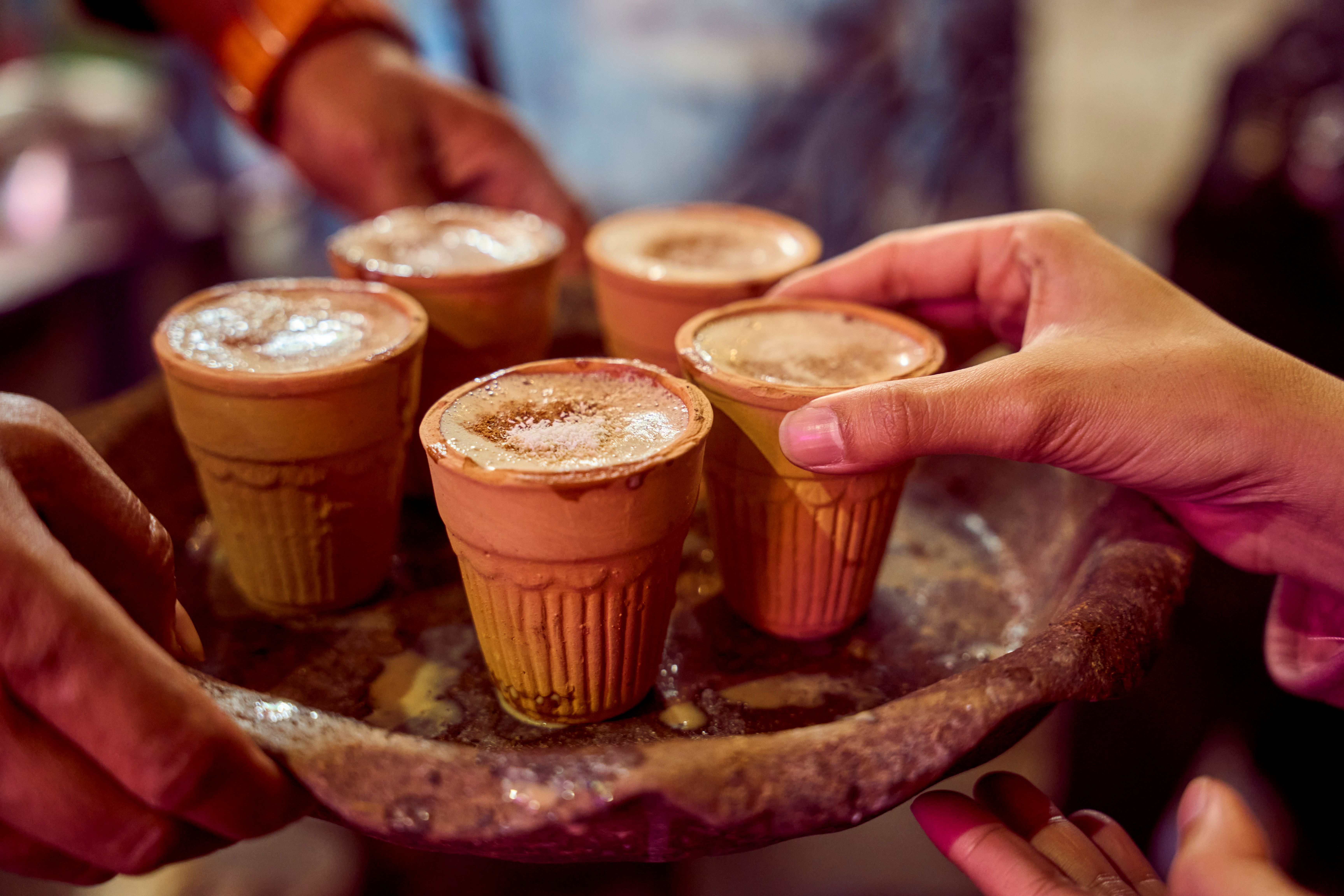 Du chai servi dans des tasses en terre cuite par un vendeur de rue