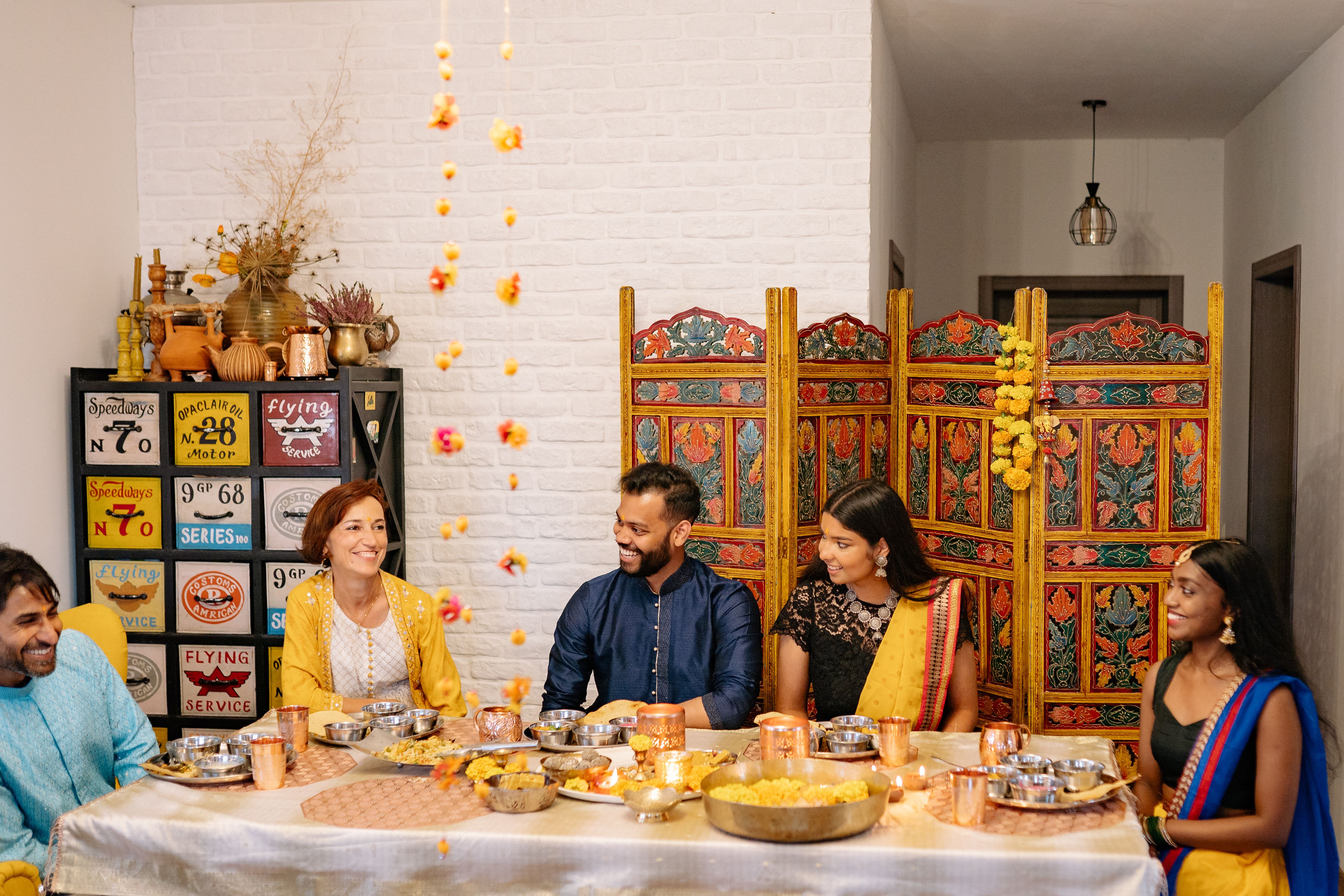 Une famille indienne réunie en tenue traditionnelle autour d’un repas de fête