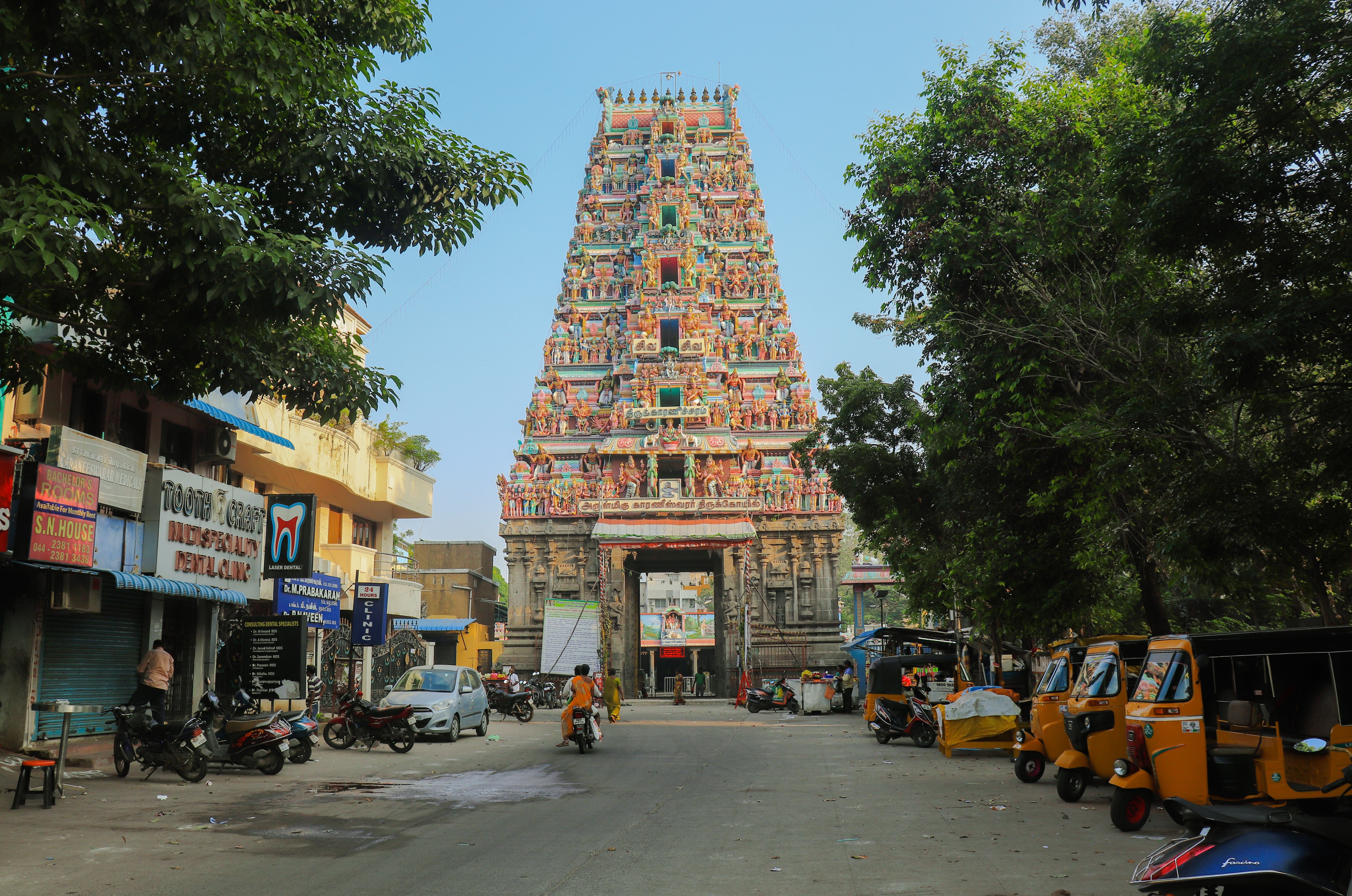 Un temple hindou coloré dans une rue animée de Chennai