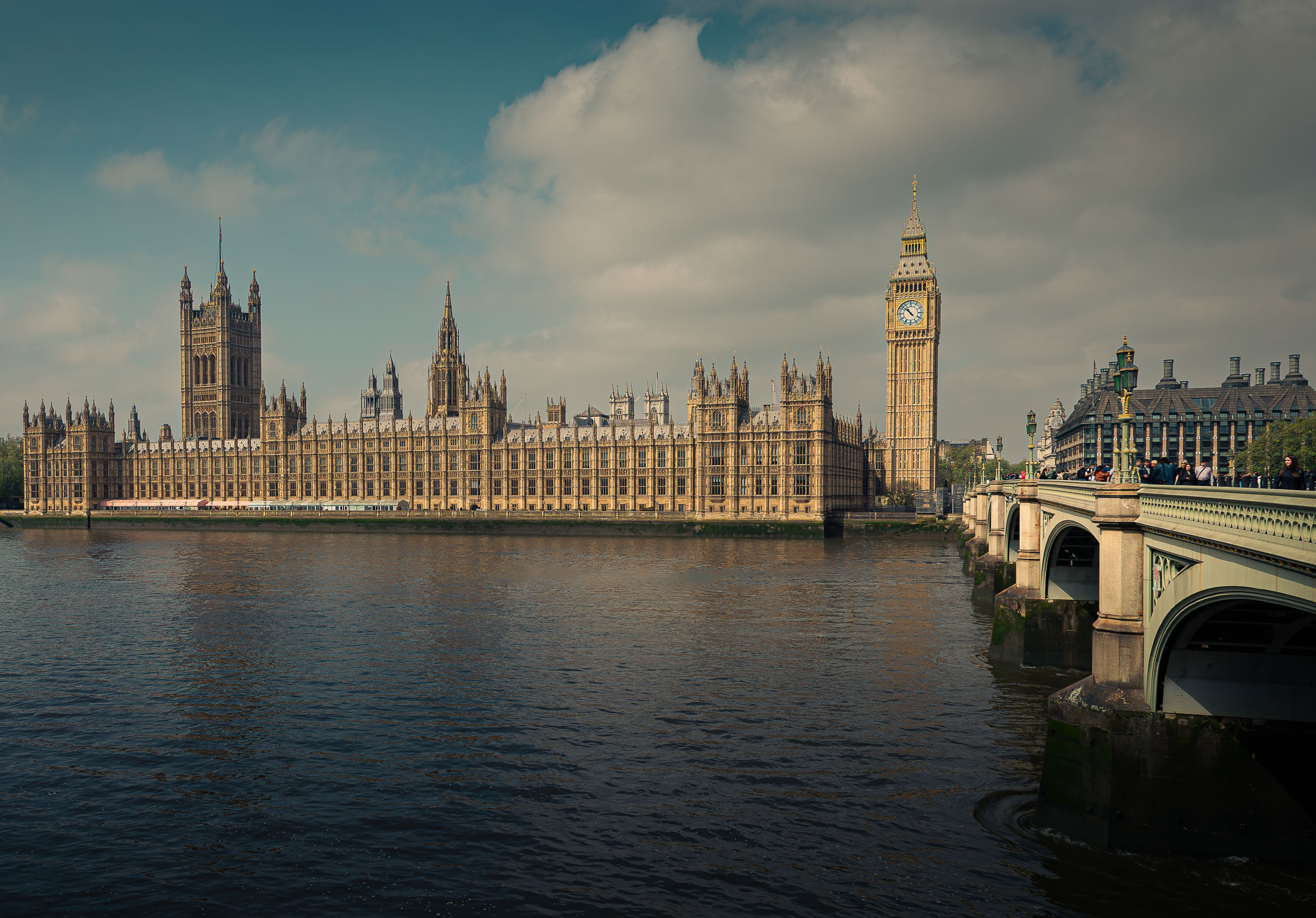Le palais de Westminster et Big Ben au bord de la Tamise, à Londres