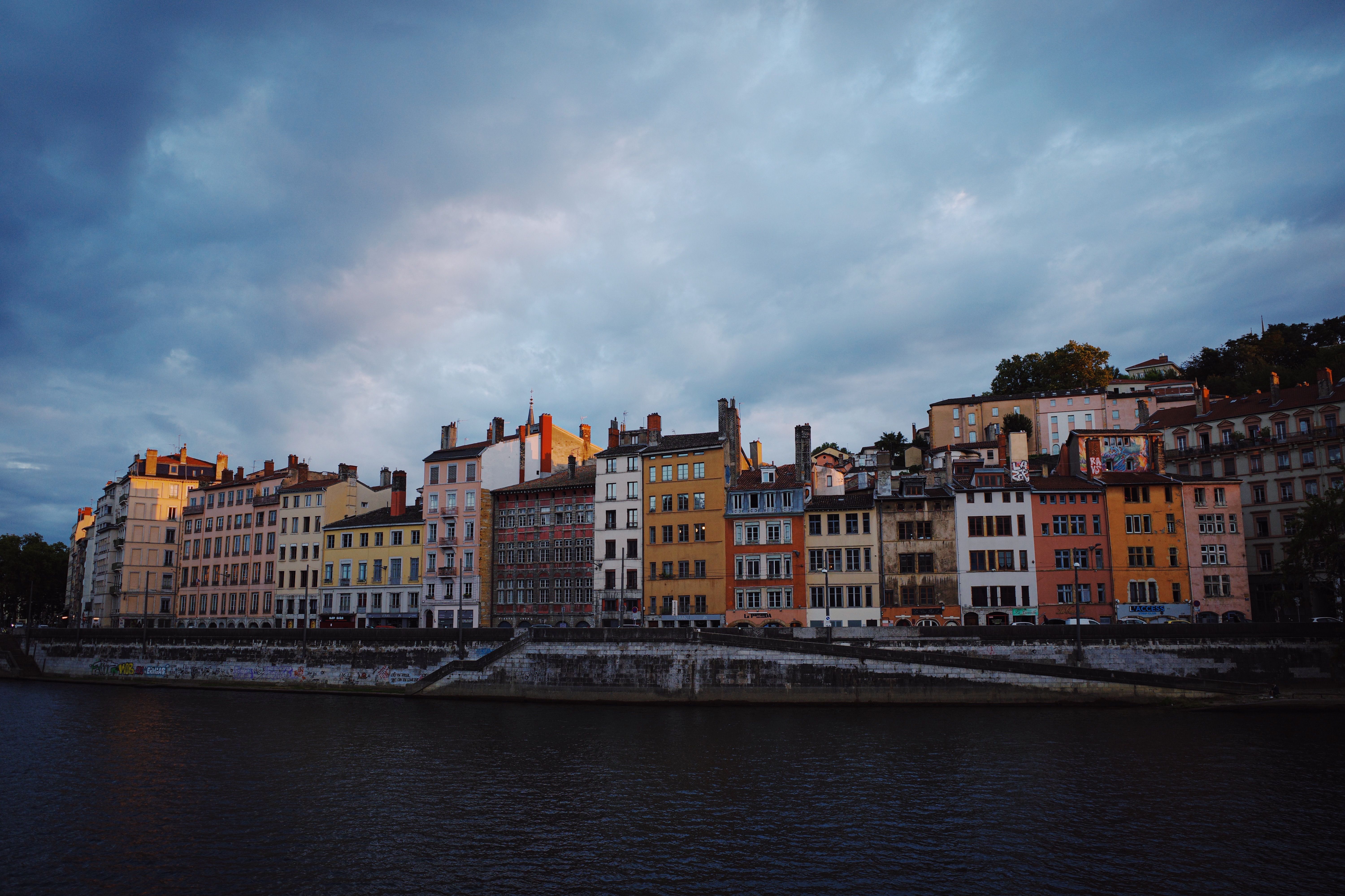 Des façades colorées au bord de la Saône, à Lyon