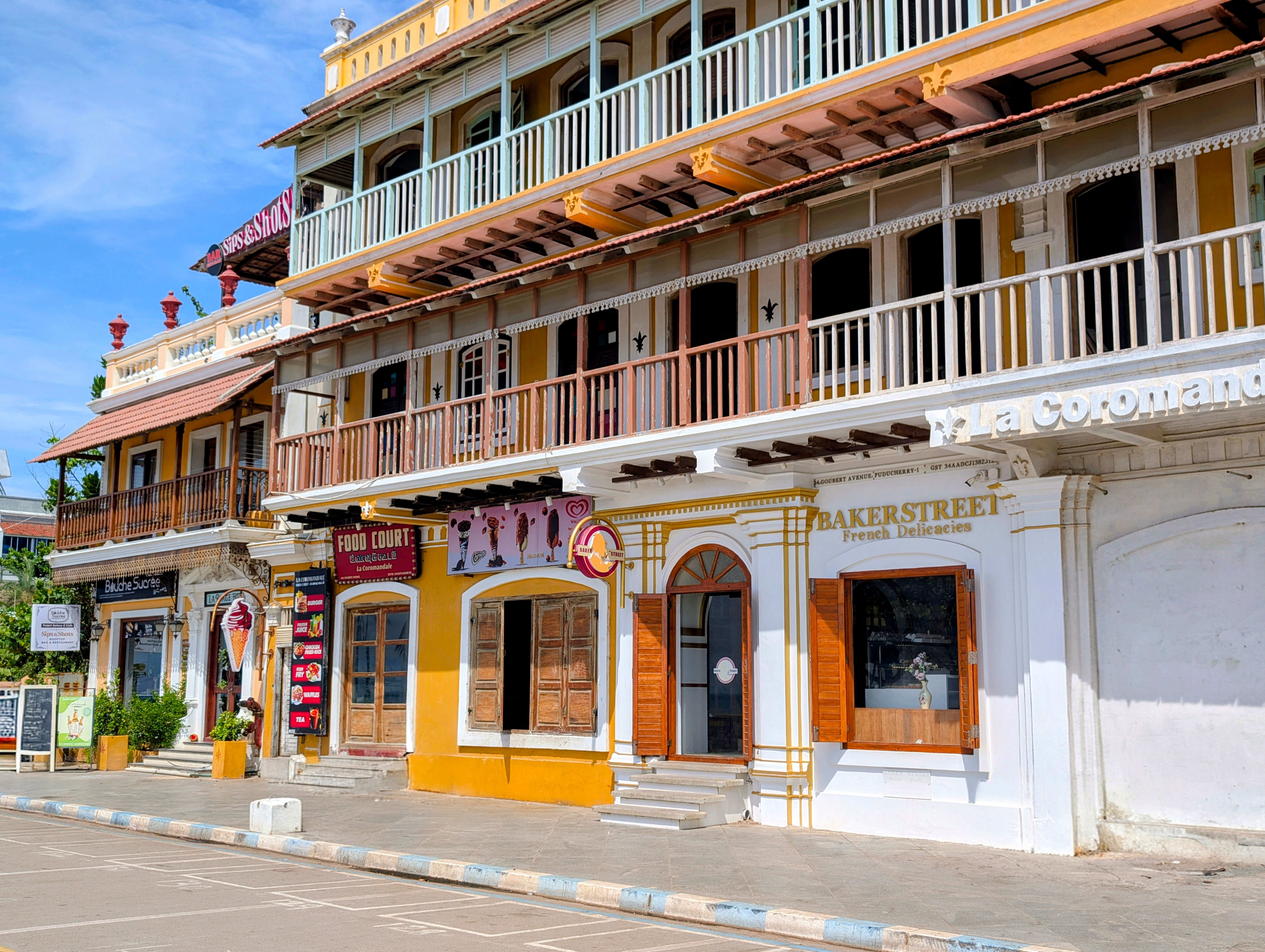 Des bâtiments coloniaux colorés dans une rue de Pondichéry